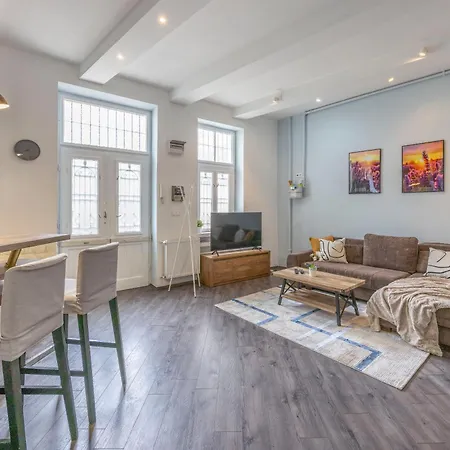 Explore From A Cozy & Sweet Retreat Budapest