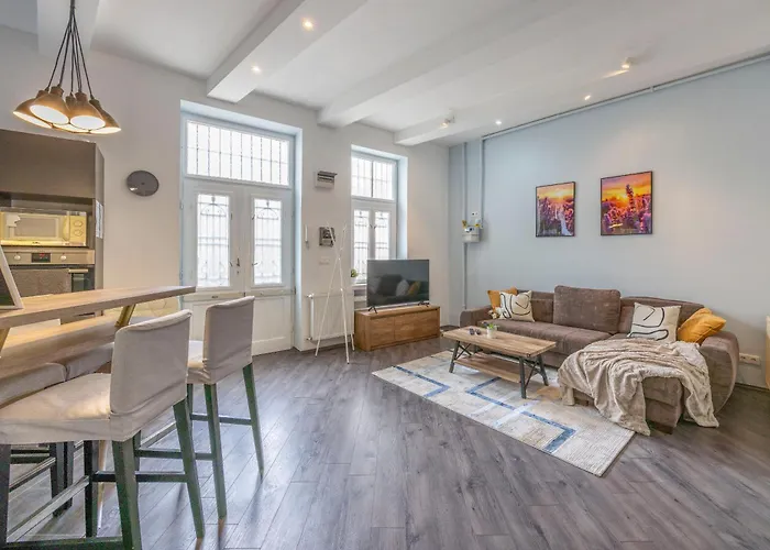 Explore From A Cozy & Sweet Retreat Budapest